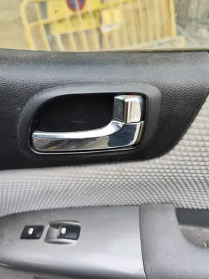 Foto de MANETA INTERIOR DELANTERA DERECHA KIA CARNIVAL 2.9 CRDi CAT (185 CV / 136 KW) referencia 826204D010