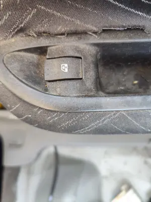 Foto de MANDO ELEVALUNAS TRASERO DERECHO RENAULT LAGUNA II (BG0) 1.8 CAT (120 CV / 88 KW)