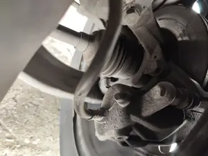 Foto de PINZA DE FRENO DELANTERA IZQUIERDA RENAULT CLIO III 1.5 dCi Diesel FAP (75 CV / 55 KW)