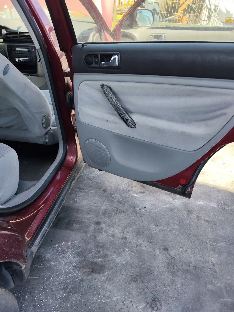 Foto de GUARNECIDO PUERTA TRASERA DERECHA VOLKSWAGEN PASSAT BERLINA (3B2) 1.9 TDI (116 CV / 85 KW) referencia 3B5867212ABFKZ
