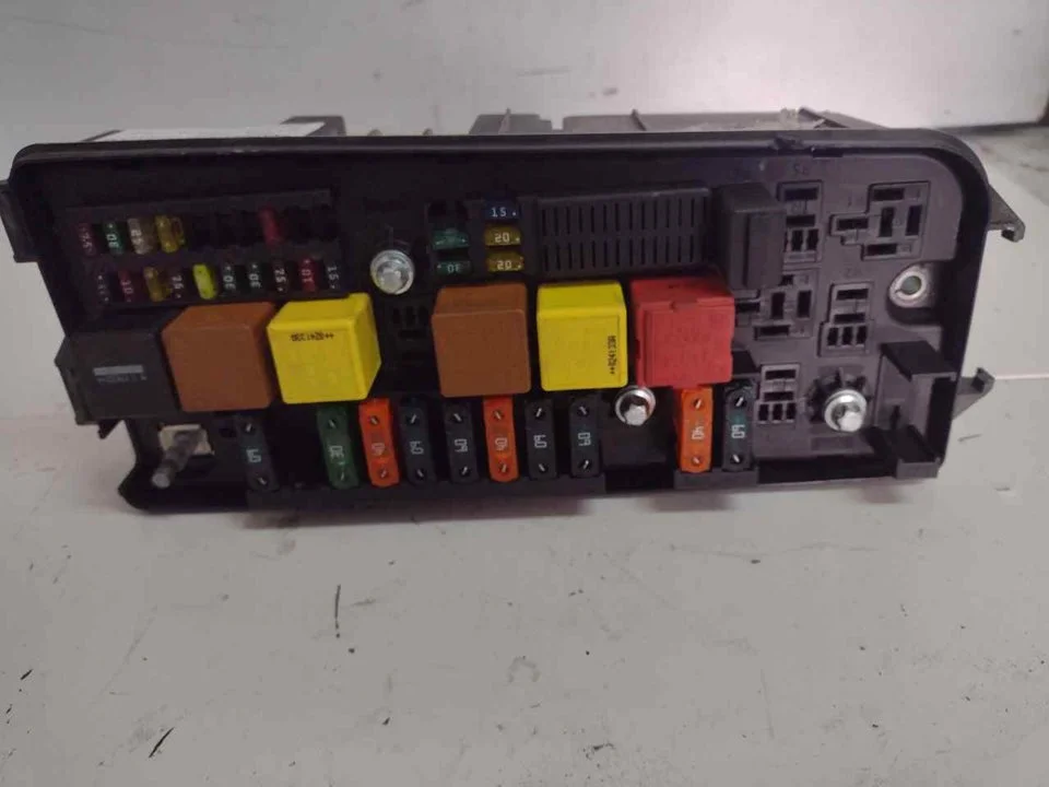 Foto de CAJA RELES / FUSIBLES OPEL VECTRA C BERLINA 2.0 DTI (101 CV / 74 KW) referencia 519038004
