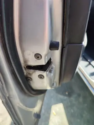Foto de CERRADURA PUERTA DELANTERA IZQUIERDA TOYOTA COROLLA (E11) 2.0 Turbodiesel CAT (90 CV / 66 KW) referencia 6932012610