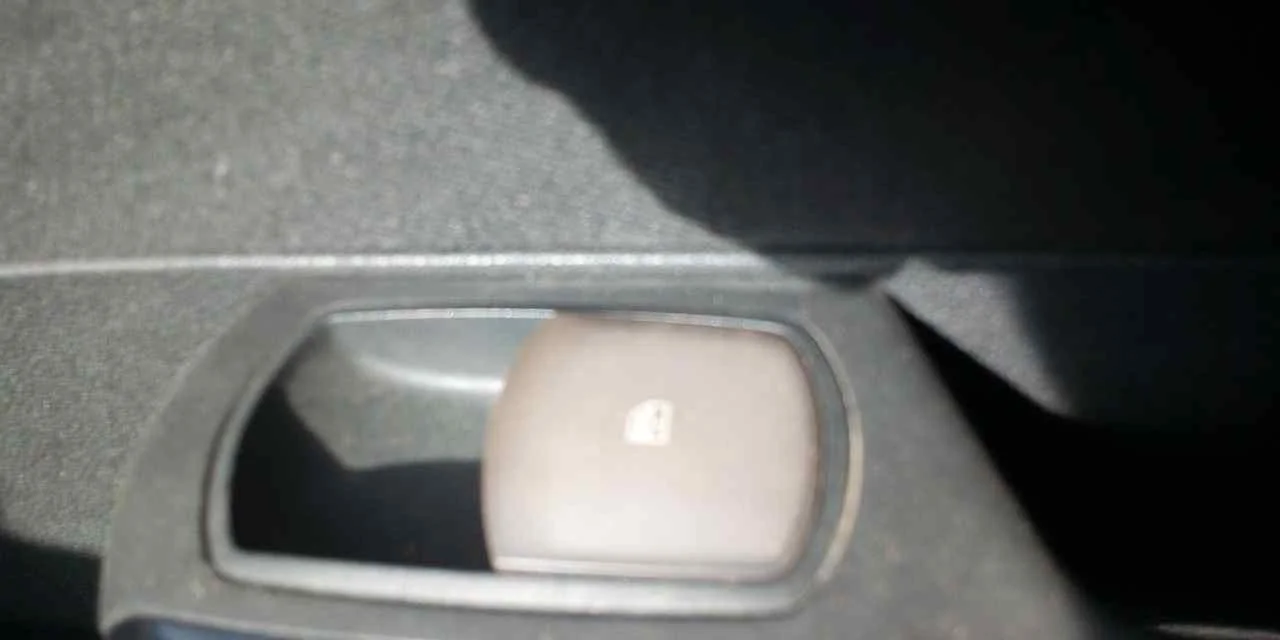 Foto de MANDO ELEVALUNAS DELANTERO DERECHO OPEL CORSA D 1.4 16V (90 CV / 66 KW) referencia 13206806RT