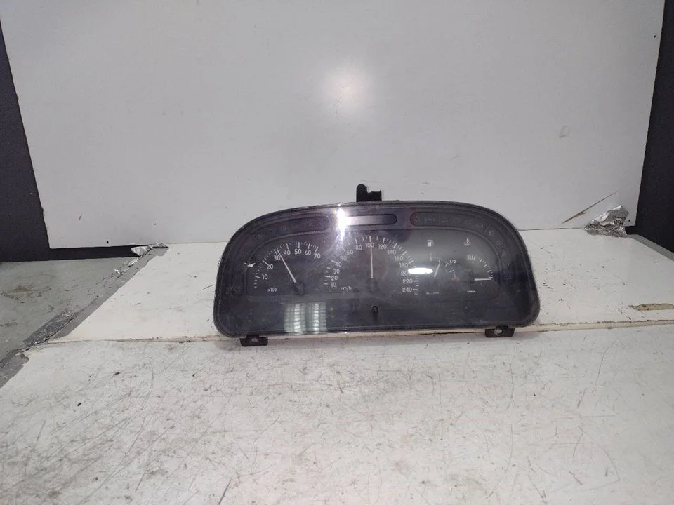 Foto de CUADRO INSTRUMENTOS RENAULT LAGUNA (B56) 2.2 Turbodiesel (113 CV / 83 KW) referencia 216236674
