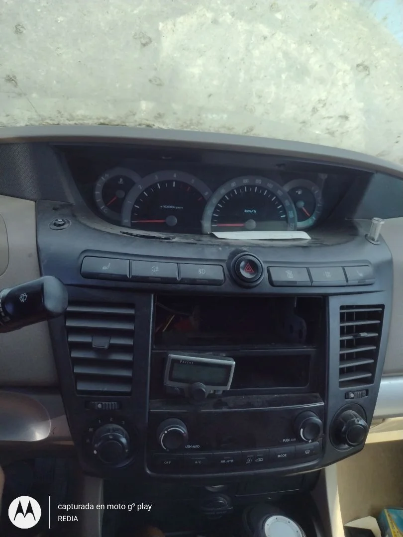Foto de CONSOLA CENTRAL SSANGYONG RODIUS 2.7 Turbodiesel CAT (163 CV / 120 KW)