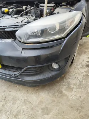 Foto de FARO IZQUIERDO RENAULT MEGANE III BERLINA 5P 1.5 dCi Diesel FAP (110 CV / 81 KW) referencia 260605817R