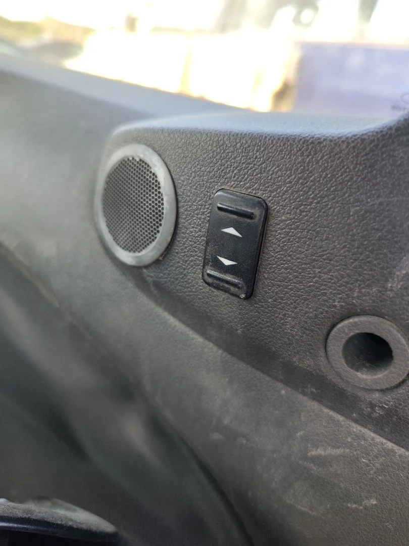 Foto de MANDO ELEVALUNAS TRASERO IZQUIERDO FORD FOCUS CABRIO (CA5) 2.0 TDCi CAT (136 CV / 100 KW)