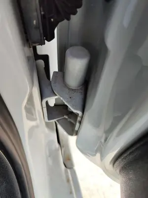 Foto de RETENEDOR PUERTA RENAULT CLIO III 1.5 dCi Diesel FAP (75 CV / 55 KW)
