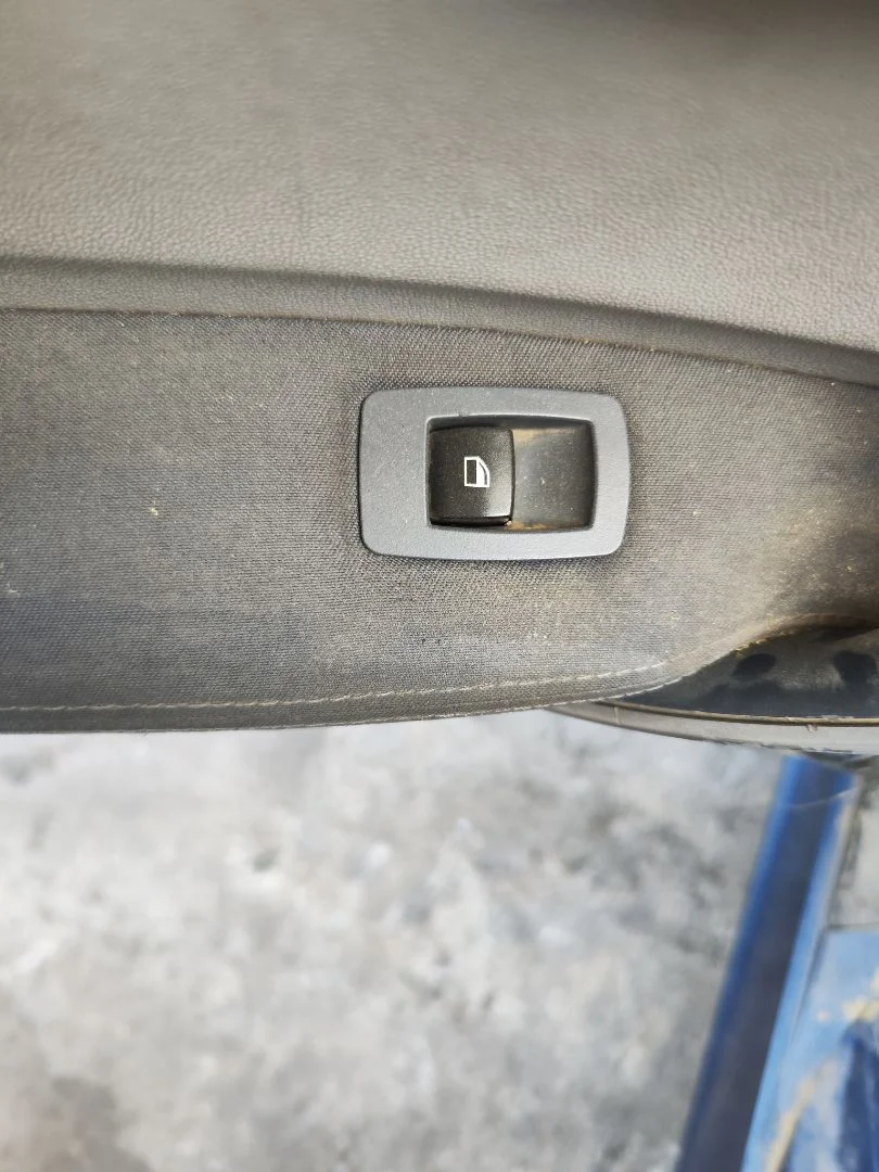 Foto de MANDO ELEVALUNAS TRASERO IZQUIERDO BMW SERIE 1 BERLINA (E81/E87) 2.0 16V Diesel CAT (122 CV / 90 KW)
