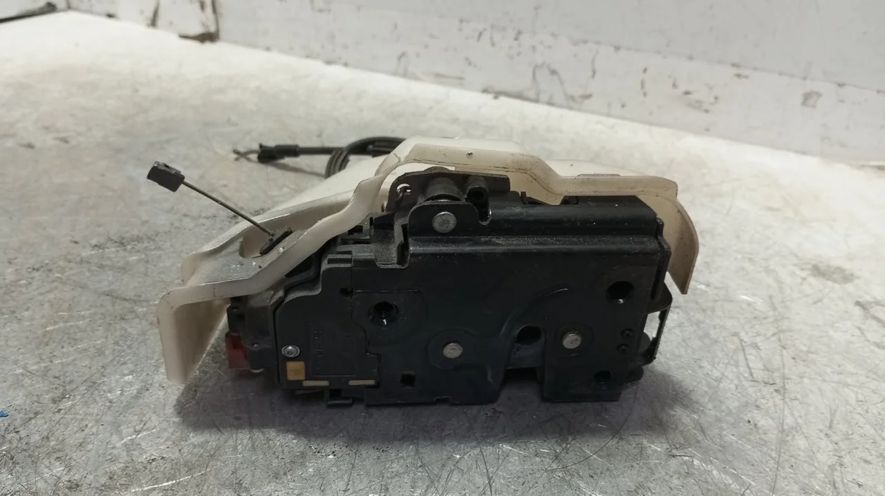Foto de CERRADURA PUERTA TRASERA DERECHA VOLKSWAGEN GOLF V (1K1)(10.2003) 1.9 TDI (105 CV / 77 KW) referencia 7L0839016D