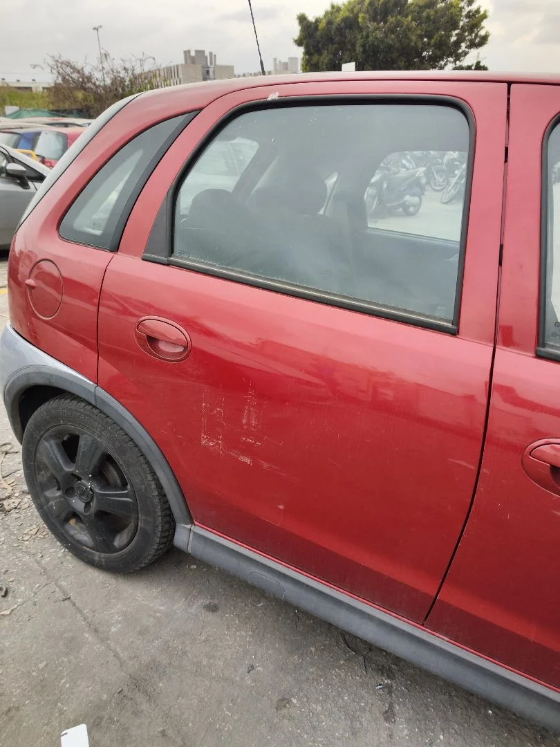 Foto de PUERTA TRASERA DERECHA OPEL CORSA C 1.2 16V CAT (Z 12 XEP / LB4) (80 CV / 59 KW)