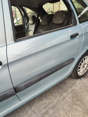 Foto de PUERTA TRASERA IZQUIERDA CITROEN XSARA PICASSO 2.0 HDi CAT (RHY / DW10TD) (90 CV / 66 KW) foto 2