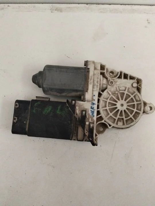 Foto de MOTOR ELEVALUNAS DELANTERO DERECHO SIN MARCA SIN MODELO referencia 9776101430203