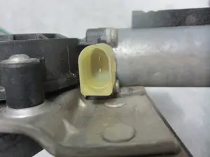 Foto de ELEVALUNAS DELANTERO IZQUIERDO BMW SERIE 3 COMPACTO (E46) M47N204D4 referencia 8251349 foto 4
