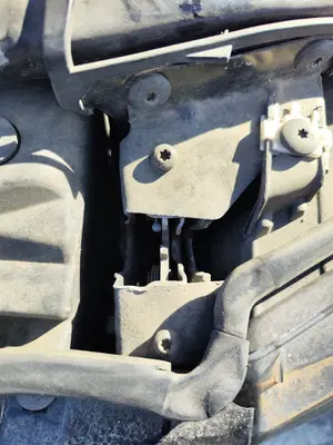 Foto de CERRADURA CAPO BMW SERIE 3 BERLINA (E90) 2.0 16V Diesel (163 CV / 120 KW) foto 2