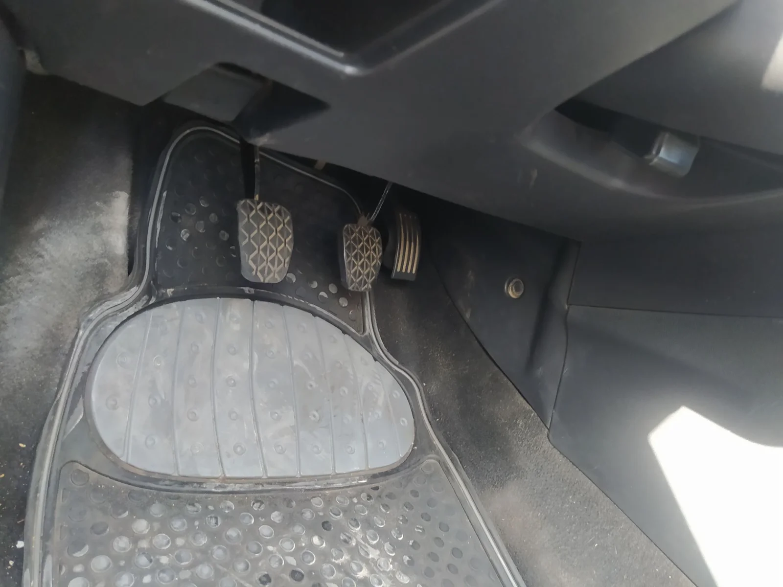 Foto de PEDAL EMBRAGUE MAZDA 3 BERLINA (BK) 1.6 CD Diesel CAT (109 CV / 80 KW)