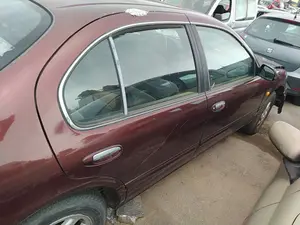 Foto de LUNA TRASERA DERECHA NISSAN MAXIMA QX (A32) 2.0 V6 24V CAT (140 CV / 103 KW)