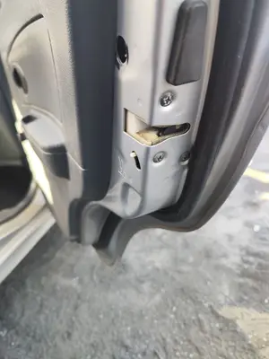 Foto de CERRADURA PUERTA TRASERA DERECHA CHEVROLET MATIZ 0.8 CAT (52 CV / 38 KW) referencia 96601458
