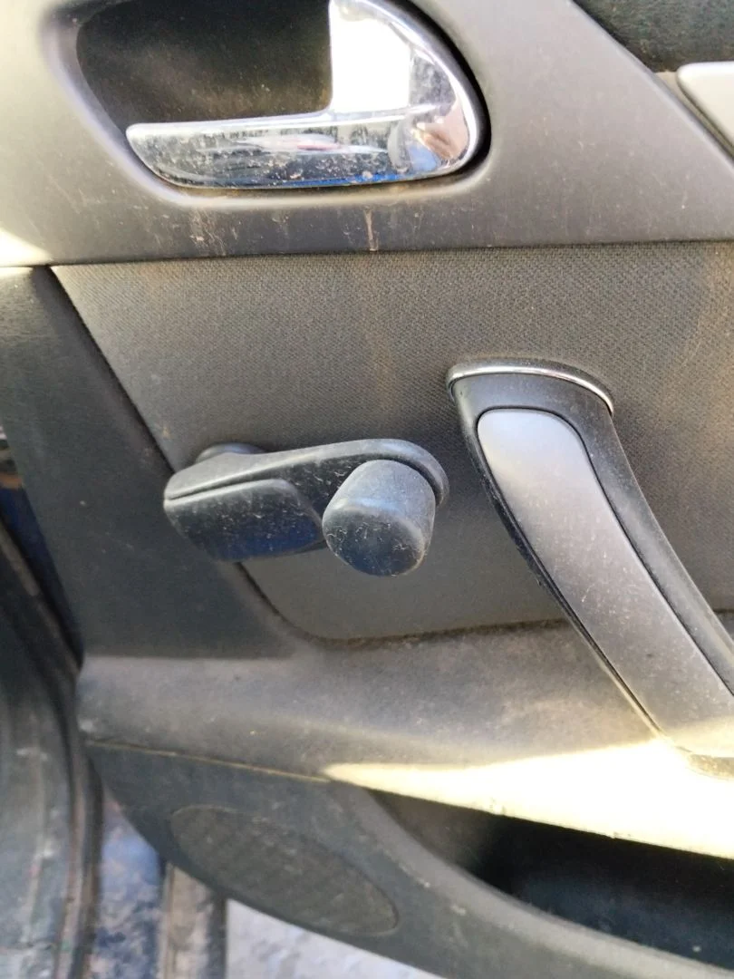 Foto de MANETA ELEVALUNAS TRASERA DERECHA PEUGEOT 407 1.6 HDi FAP CAT (9HZ / DV6TED4) (109 CV / 80 KW)