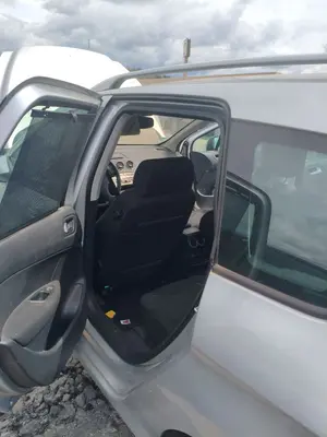 Foto de GOMAS CONTORNO PUERTA PEUGEOT 308 SW 2.0 16V HDi FAP CAT (RHR / DW10BTED4) (136 CV / 100 KW)