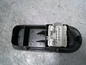 Foto de MANDO ELEVALUNAS DELANTERO IZQUIERDO RENAULT CLIO III 1.5 dCi Diesel CAT (86 CV / 63 KW) referencia 8200356519 foto 3