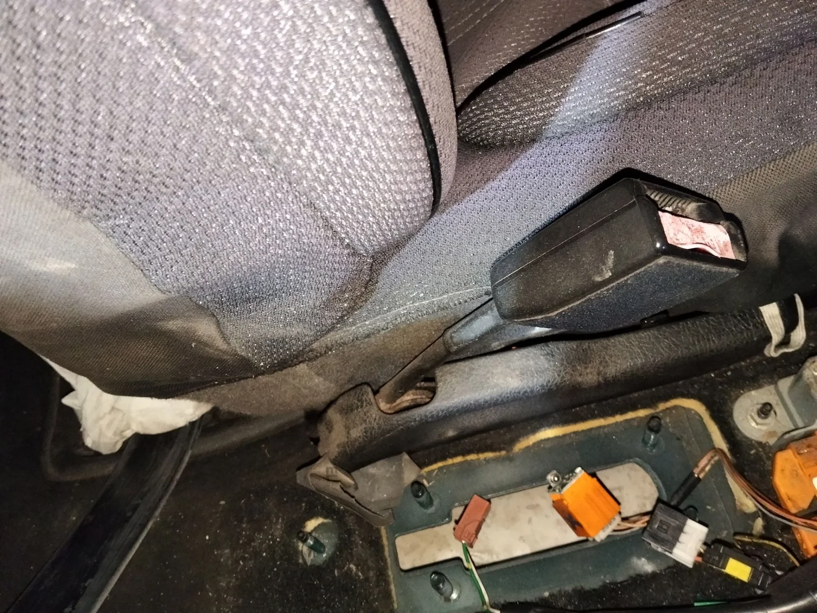 Foto de ENGANCHE CINTURON DELANTERO IZQUIERDO PEUGEOT 406 BERLINA (S1/S2) 2.0 HDi CAT (90 CV / 66 KW)