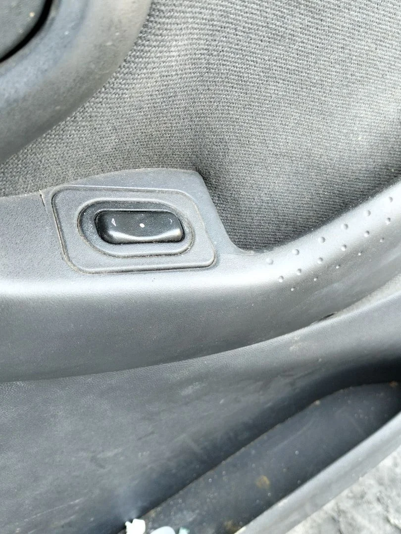 Foto de MANDO ELEVALUNAS DELANTERO DERECHO OPEL CORSA C 1.2 16V CAT (Z 12 XE / LW4) (75 CV / 55 KW)