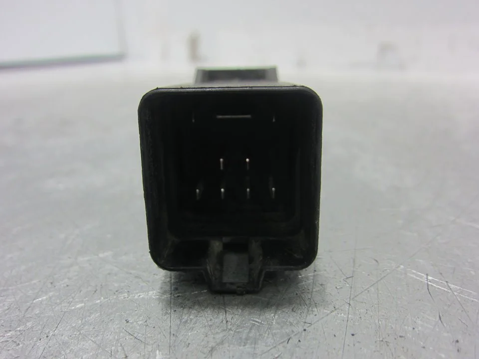 Foto de CAJA PRECALENTAMIENTO SEAT IBIZA BERLINA (6J5) 1.9 TDI (105 CV / 77 KW) referencia 038907281D