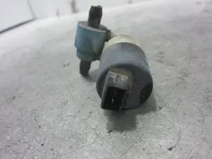 Foto de BOMBA LIMPIA VOLKSWAGEN GOLF III (1H1)(11.1991) 1.8 (75 CV / 55 KW) referencia 1H695565 foto 4