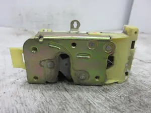 Foto de CERRADURA PUERTA TRASERA DERECHA FORD FOCUS BERLINA (CAK) 1.8 TDDI Turbodiesel CAT (90 CV / 66 KW) referencia XS41A26412BH