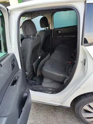 Foto de GOMAS CONTORNO PUERTA PEUGEOT 3008 1.6 Blue-HDI FAP (120 CV / 88 KW)