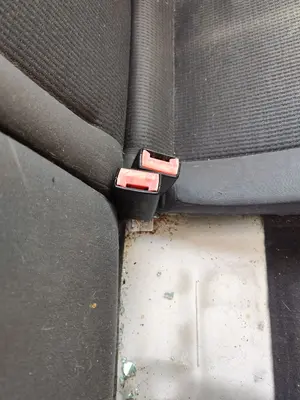 Foto de ENGANCHE CINTURON TRASERO CENTRAL VOLKSWAGEN POLO IV (9N1) 1.4 16V (75 CV / 55 KW)