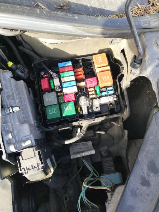 Foto de CAJA RELES / FUSIBLES CITROEN C3