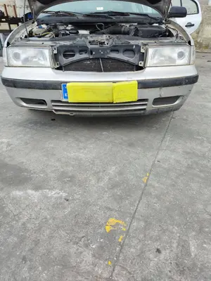 Foto de PARAGOLPES DELANTERO SKODA OCTAVIA BERLINA (1U2) 1.9 TDI (90 CV / 66 KW) referencia 1U0807221K
