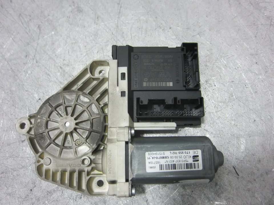 Foto de MOTOR ELEVALUNAS DELANTERO DERECHO SEAT ALTEA XL (5P5) 1.9 TDI (105 CV / 77 KW) referencia 5P0837402N