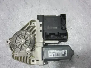 Foto de MOTOR ELEVALUNAS DELANTERO DERECHO SEAT ALTEA XL (5P5) 1.9 TDI (105 CV / 77 KW) referencia 5P0837402N