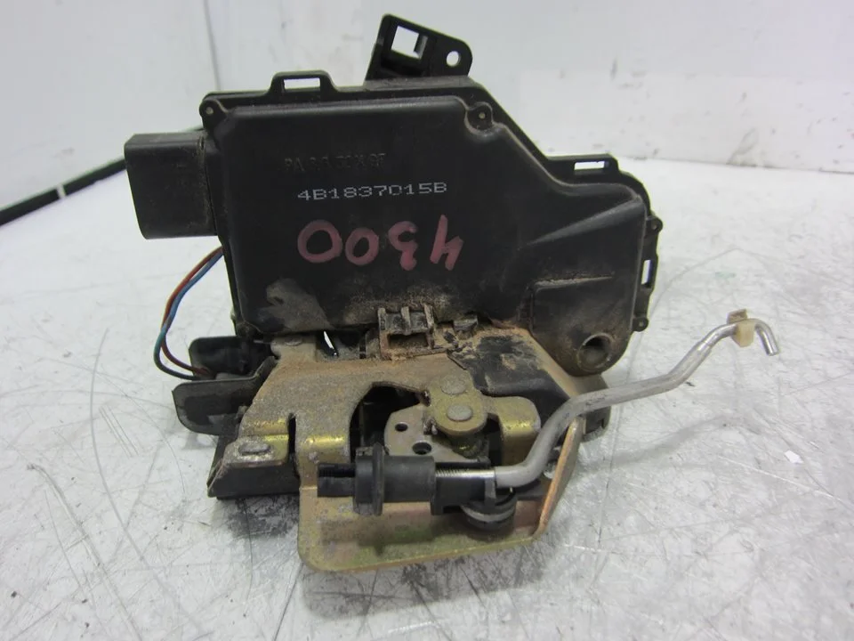 Foto de CERRADURA PUERTA DELANTERA IZQUIERDA AUDI A6 BERLINA (4B2) 2.5 V6 24V TDI (150 CV / 110 KW) referencia 4B0839015B