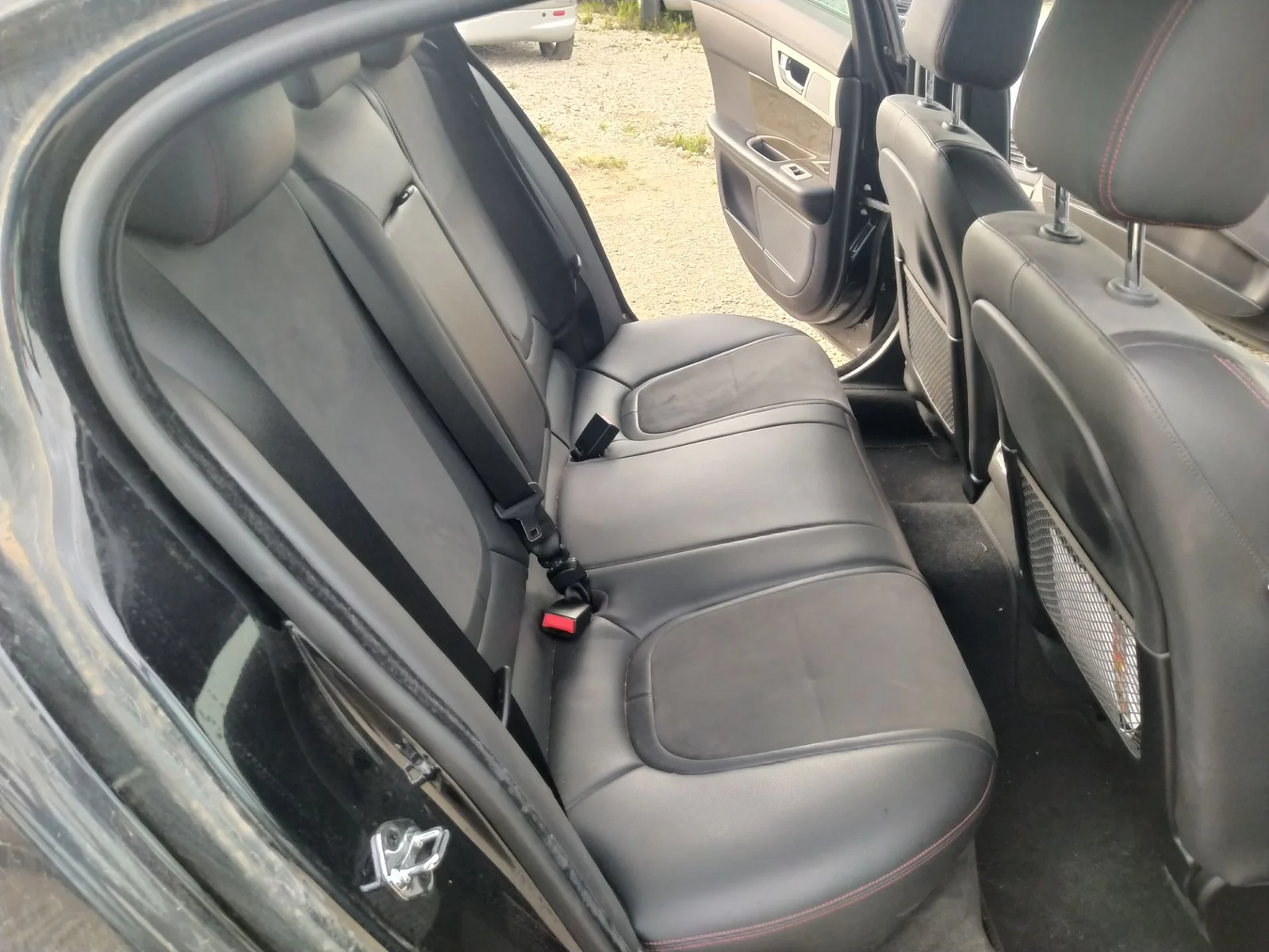 Foto de ENGANCHE CINTURON TRASERO DERECHO JAGUAR XF 3.0 V6 Diesel CAT (241 CV / 177 KW)