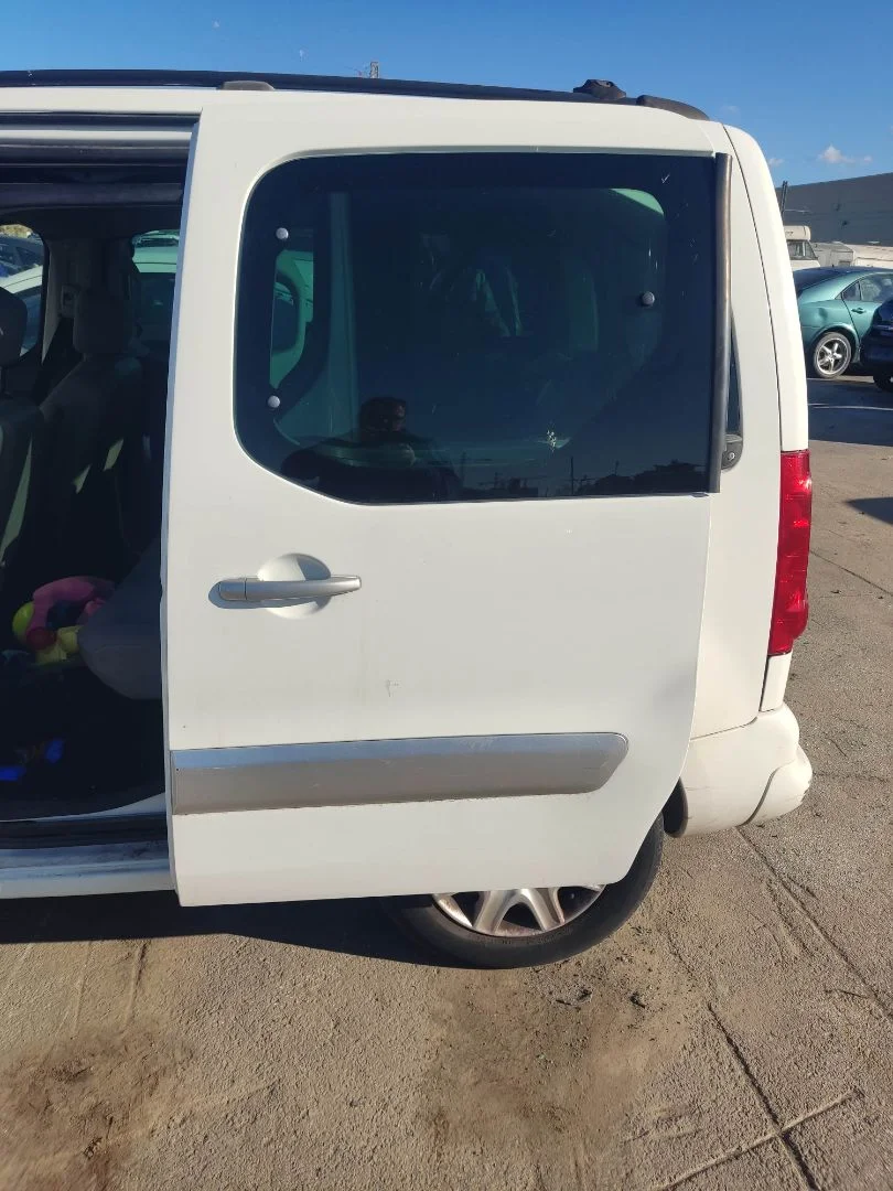 Foto de PUERTA TRASERA IZQUIERDA PEUGEOT PARTNER TEPEE 1.6 16V HDi CAT (9HT / DV6BTED4) (75 CV / 55 KW) referencia 9831169780