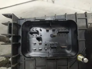 Foto de CAJA RELES / FUSIBLES VOLKSWAGEN GOLF V (1K1)(10.2003) 1.9 TDI (90 CV / 66 KW) referencia 1K0937124 foto 2