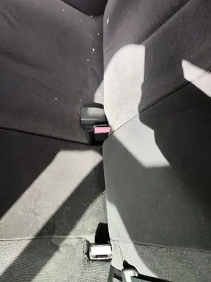 Foto de ENGANCHE CINTURON TRASERO CENTRAL CITROEN C4 BERLINA 1.6 16V HDi (90 CV / 66 KW)