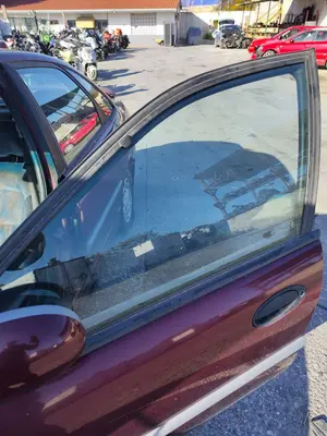 Foto de LUNA DELANTERA IZQUIERDA RENAULT LAGUNA (B56) 2.0  (113 CV / 83 KW)