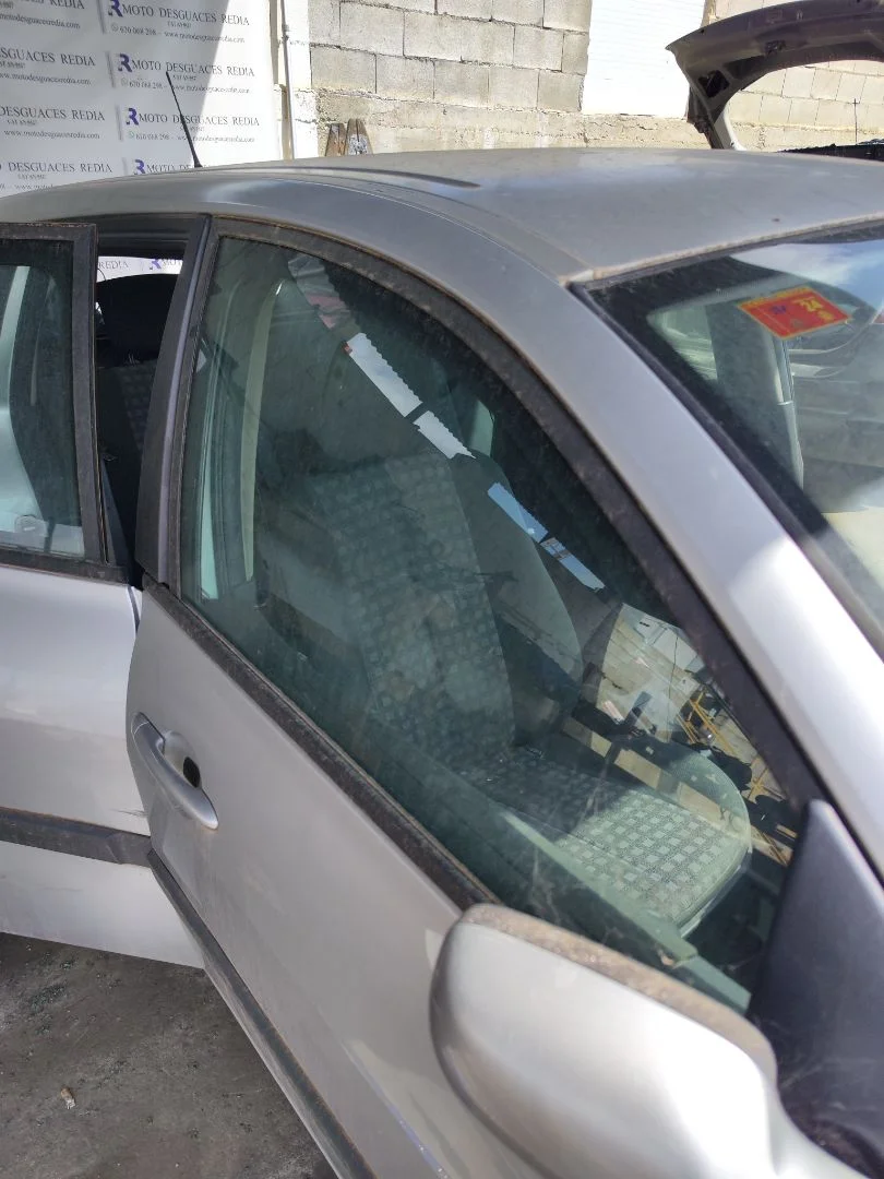 Foto de LUNA DELANTERA DERECHA RENAULT MEGANE II GRANDTOUR 1.5 dCi Diesel CAT (86 CV / 63 KW)
