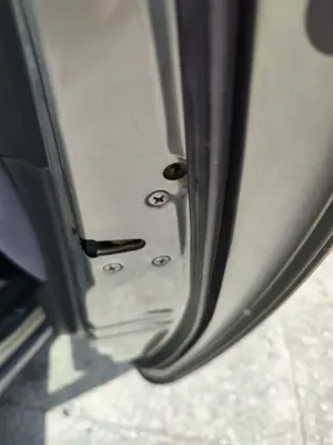 Foto de CERRADURA PUERTA TRASERA DERECHA NISSAN PRIMERA BERLINA (P12) 2.2 16V Turbodiesel CAT (126 CV / 93 KW) referencia 82501AV60B