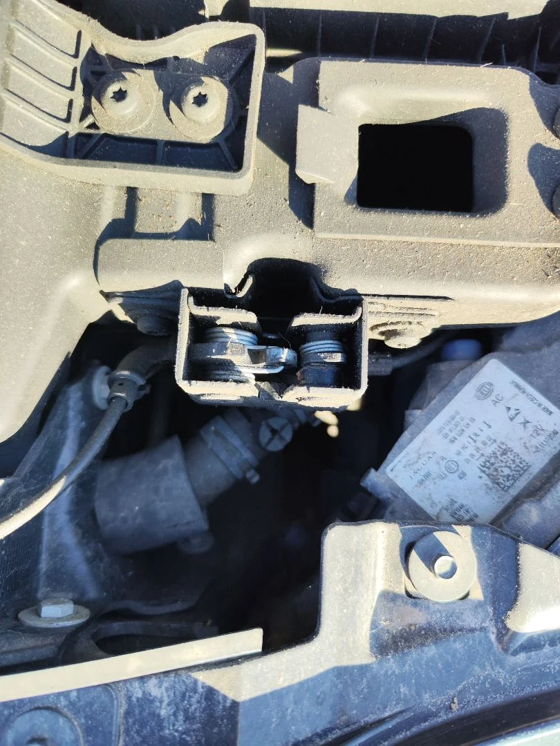 Foto de CERRADURA CAPO JAGUAR XE 2.0 Turbo CAT (200 CV / 147 KW)