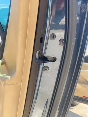 Foto de CERRADURA PUERTA TRASERA DERECHA VOLKSWAGEN PASSAT BERLINA (3C2) 2.0 TDI (140 CV / 103 KW) referencia 3C4839015B