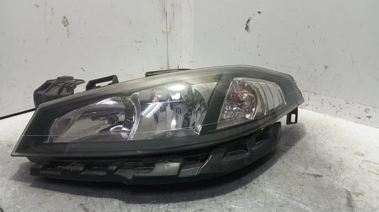 Foto de FARO IZQUIERDO RENAULT LAGUNA II (BG0) 1.9 dCi Diesel FAP CAT (110 CV / 81 KW) referencia 7701061669