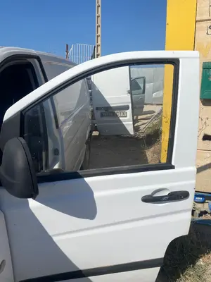 Foto de PUERTA DELANTERA IZQUIERDA MERCEDES-BENZ VITO FURGÓN (639) 2.1 CDI CAT (109 CV / 80 KW) referencia A6397201005