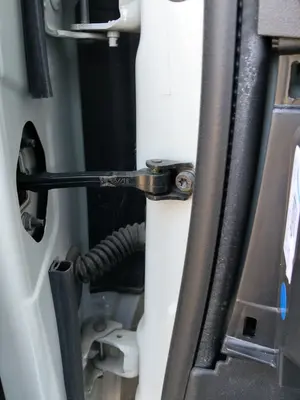 Foto de RETENEDOR PUERTA CITROEN C4 CACTUS 1.2 12V VTi (82 CV / 60 KW) referencia 9801290780