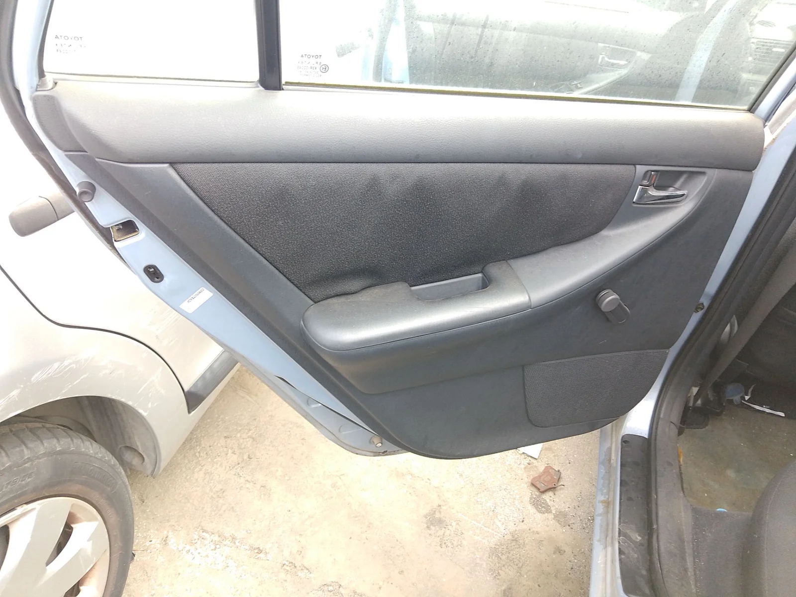 Foto de GUARNECIDO PUERTA TRASERA IZQUIERDA TOYOTA COROLLA (E12) 1.4 16V CAT (97 CV / 71 KW)